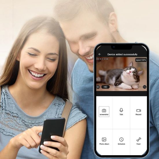 Distributeur de croquettes pour chat avec WiFi et caméra : un couple surveille un téléphone, illustrant la gestion à distance de l'alimentation.