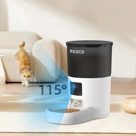 Distributeur de croquettes pour chat avec caméra WiFi visible sur un canapé, offrant surveillance et alimentation à distance pour votre félin.