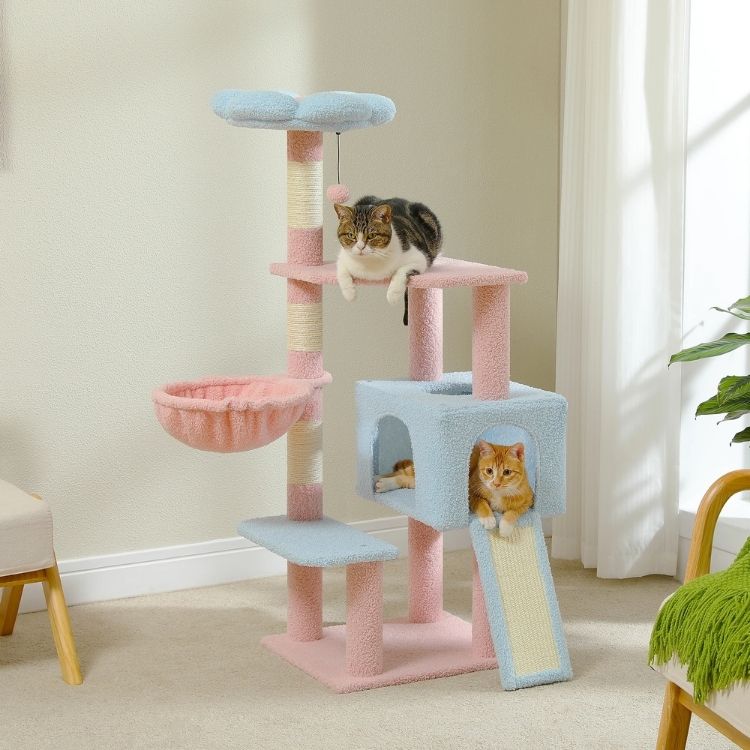 Chat allongé sur un arbre a chat fleur couleur rose et bleu, offrant un espace de jeu et de détente multi-niveaux pour votre félin.