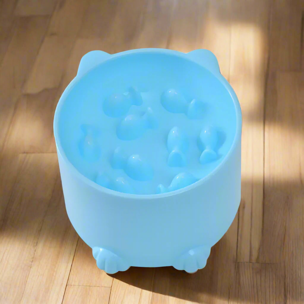 Gamelle anti glouton chat, bol bleu ergonomique bleu avec des inserts en forme de poisson, conçu pour ralentir l'alimentation des chats et améliorer la digestion.
