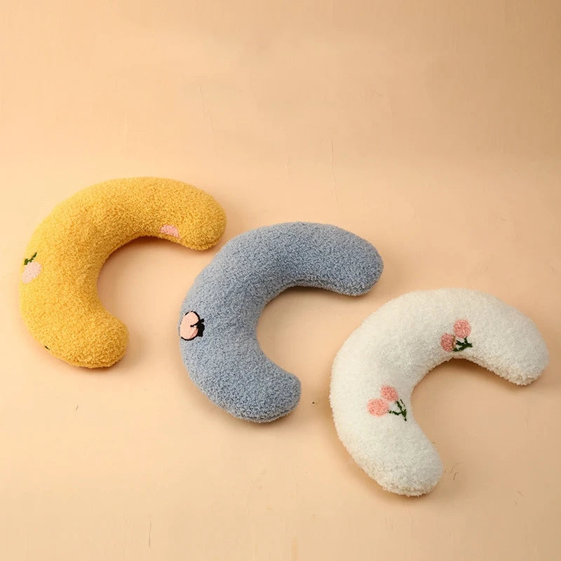 Coussin pour chat demi-lune, rembourré, bords surélevés, idéal pour un sommeil réparateur et apaisant de votre chat, sur une table.