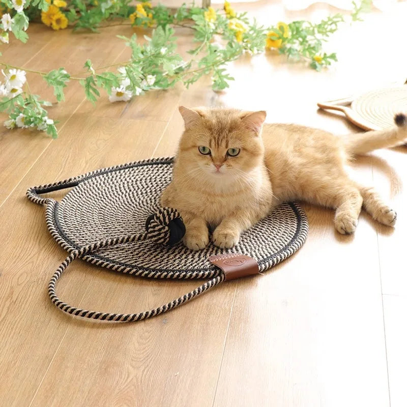 Griffoir pour chat rond noir avec balle de jeu intégrée et un chat qui dort sur le tapis paisiblement