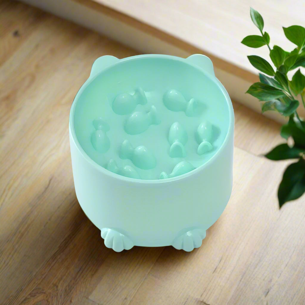 Gamelle anti glouton chat, petit récipient vert avec objets en forme de poisson, conçu pour ralentir l'alimentation des chats et améliorer leur digestion.