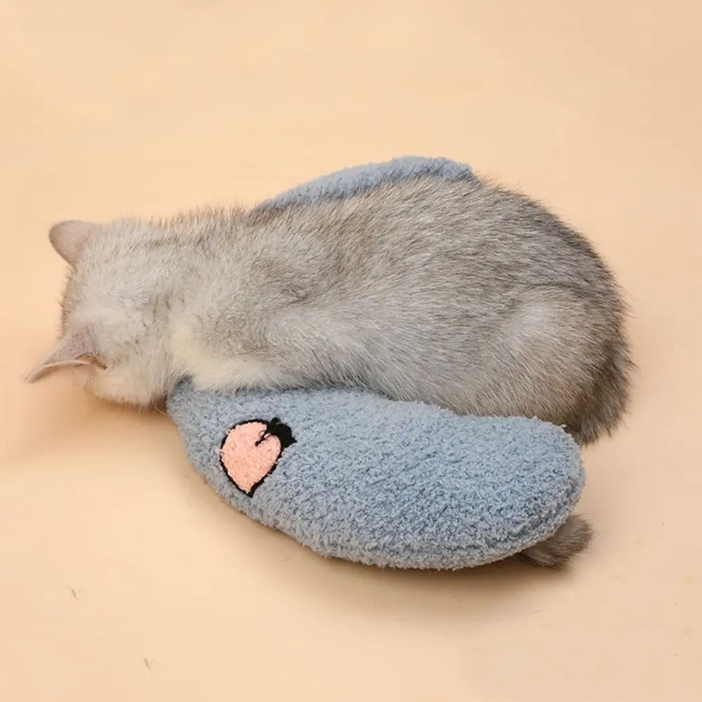 Coussin pour chat ergonomique en forme de demi-lune, avec fausse fourrure douce, conçu pour offrir confort et sécurité aux chats pendant leur sommeil.