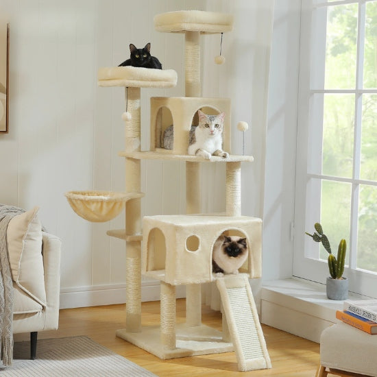 Grand arbre à chat beige avec trois chats en train de se reposer avec rampe griffoir