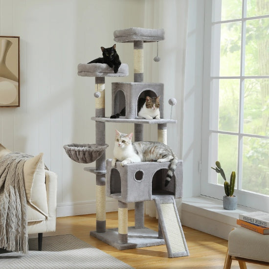 Grand arbre à chat gris clair avec trois chats confortablement installés