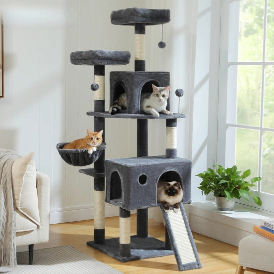 Grand arbre à chat gris foncé avec trois chats installés sur différentes plateformes