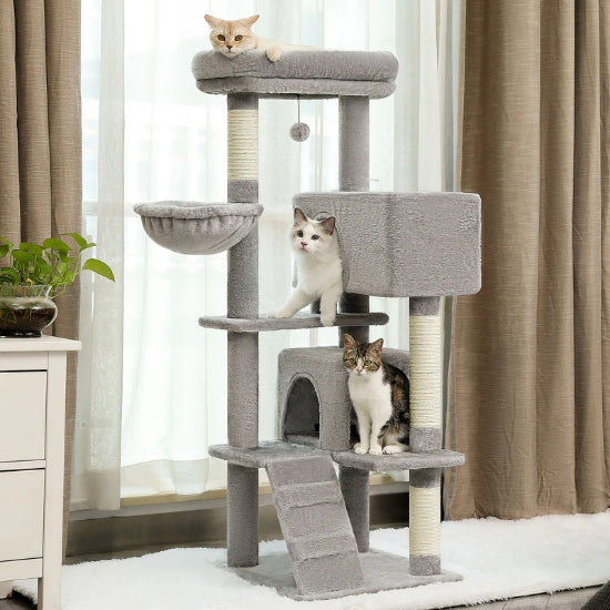 Grand arbre à chat gris multi-niveaux avec trois chats, sisal pour griffades, panier et hamac conçu pour escalader et se détendre