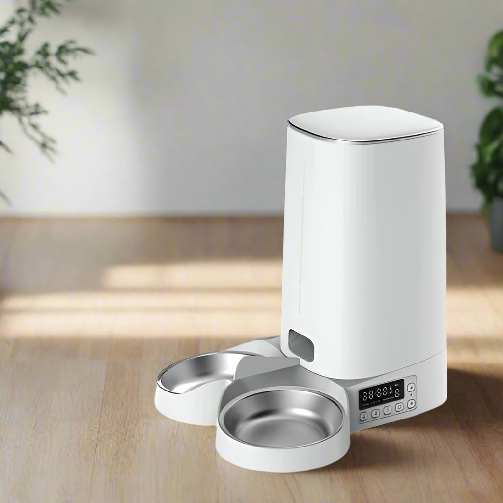 Distributeur de croquettes pour chat 4L, avec deux bols intégrés, écran numérique et commande à distance pour alimentation précise et hygiénique.