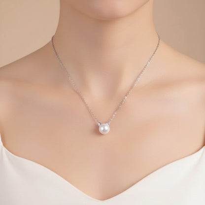 collier pendentif chat avec perle argent sur cou féminin