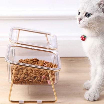 gamelle chat désign premium surélevée avec bols rectangulaires sur pieds dorés un bol rempli de croquettes chat blanc avec pendentif fraise