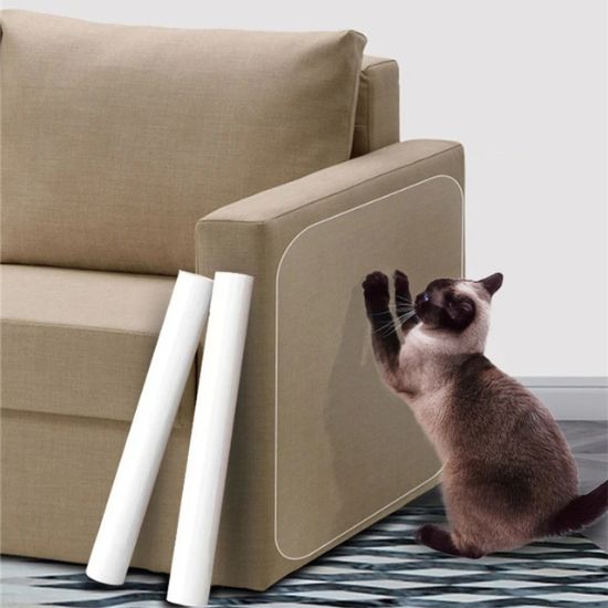 Protection canapé chat - ZeroGriff™ : chat grattant un canapé, illustrant l'efficacité du film protecteur contre les griffures, préservant l'intégrité des meubles.