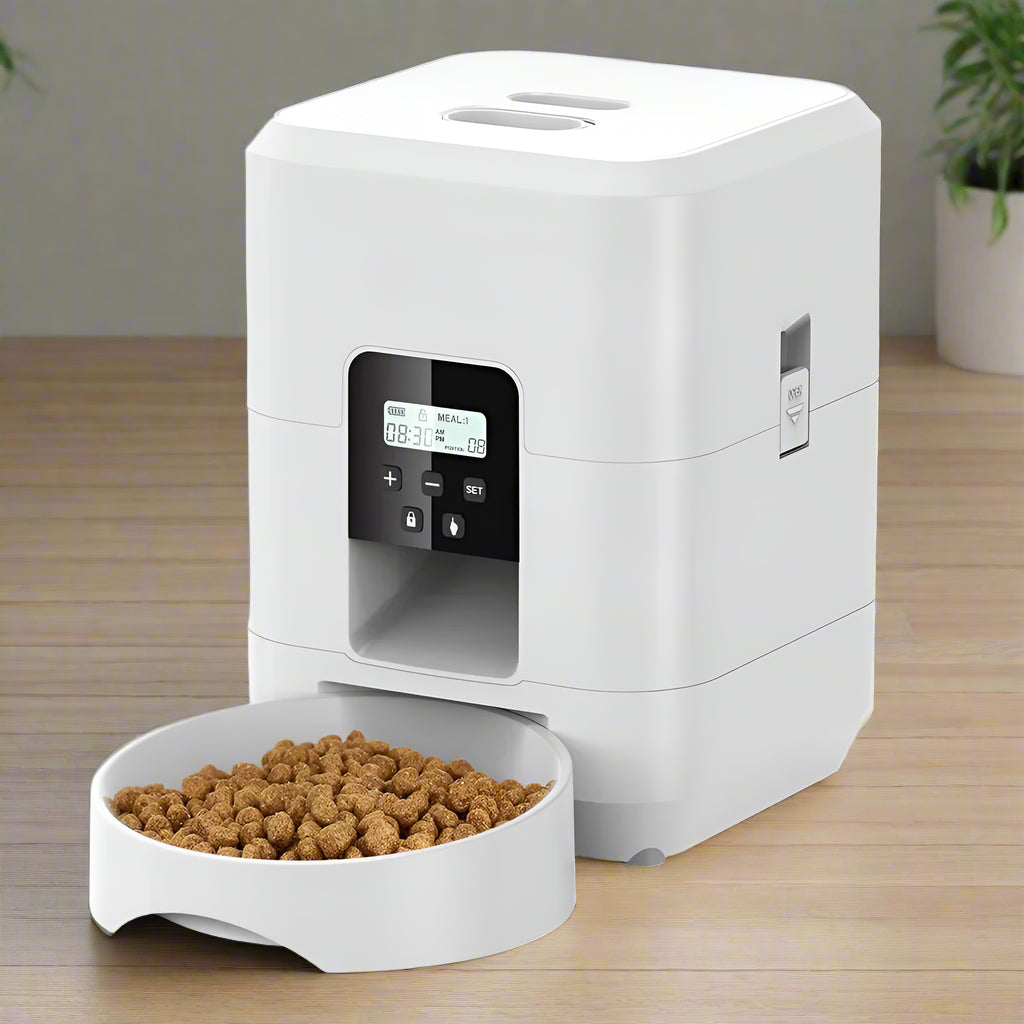 Distributeur croquettes chat appareil blanc avec bol de croquettes, écran numérique pour programmer et contrôler les repas de votre chat.