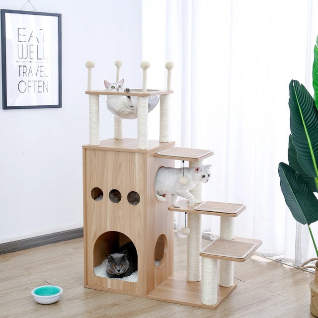 arbre à chat design bois avec griffoir et maison avec quatre chats jouant et se reposant sur différentes plateformes