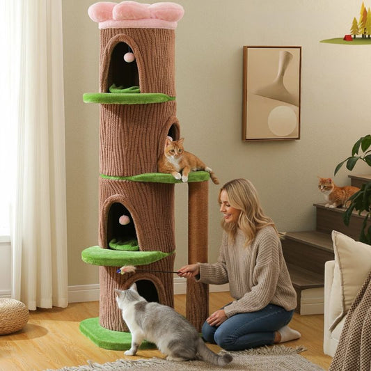 arbre a chat design grand tronc arbre avec femme qui joue avec son chat 