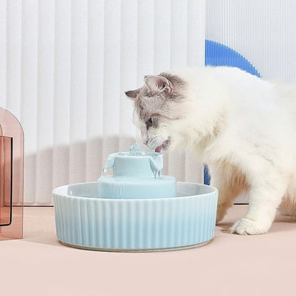 fontaine a eau ceramique chat avec cascade et chat qui boit de l'eau fraiche filtrée qui coule de trois endroits utilisation multi-chats pour plusieurs jours couleur bleu clair