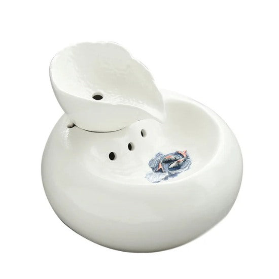 Fontaine a eau pour chat ceramique blanche bec lotus et surface lisse avec design poissons