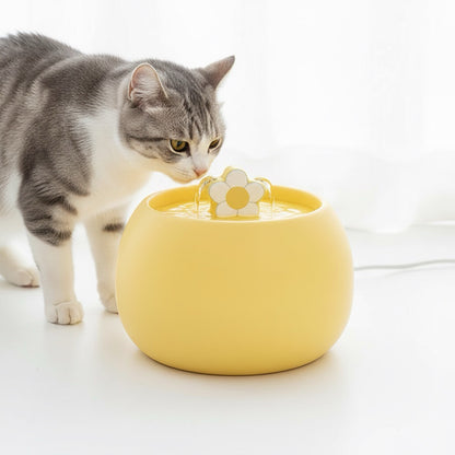 fontaine chat céramique design marguerite jaune avec chat qui boit eau fraiche de la fontaine paisiblement