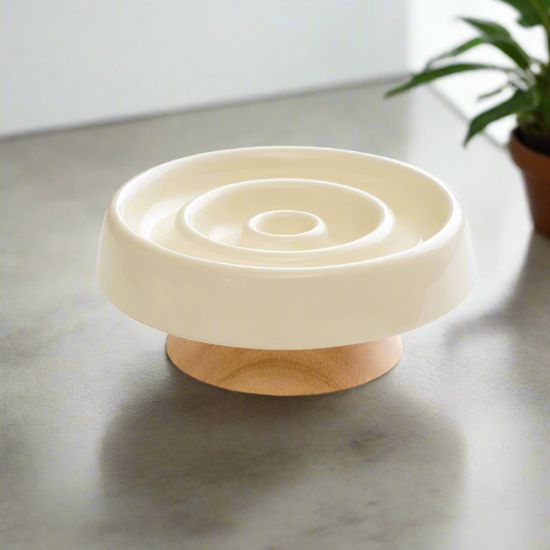 Gamelle anti glouton céramique chat sur support bois beige crème