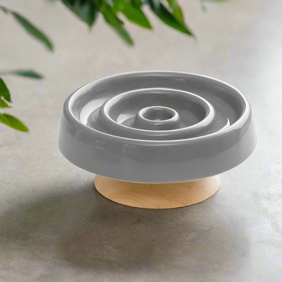 gamelle anti glouton chat couleur gris sur support bois hygiénique antibactérienne