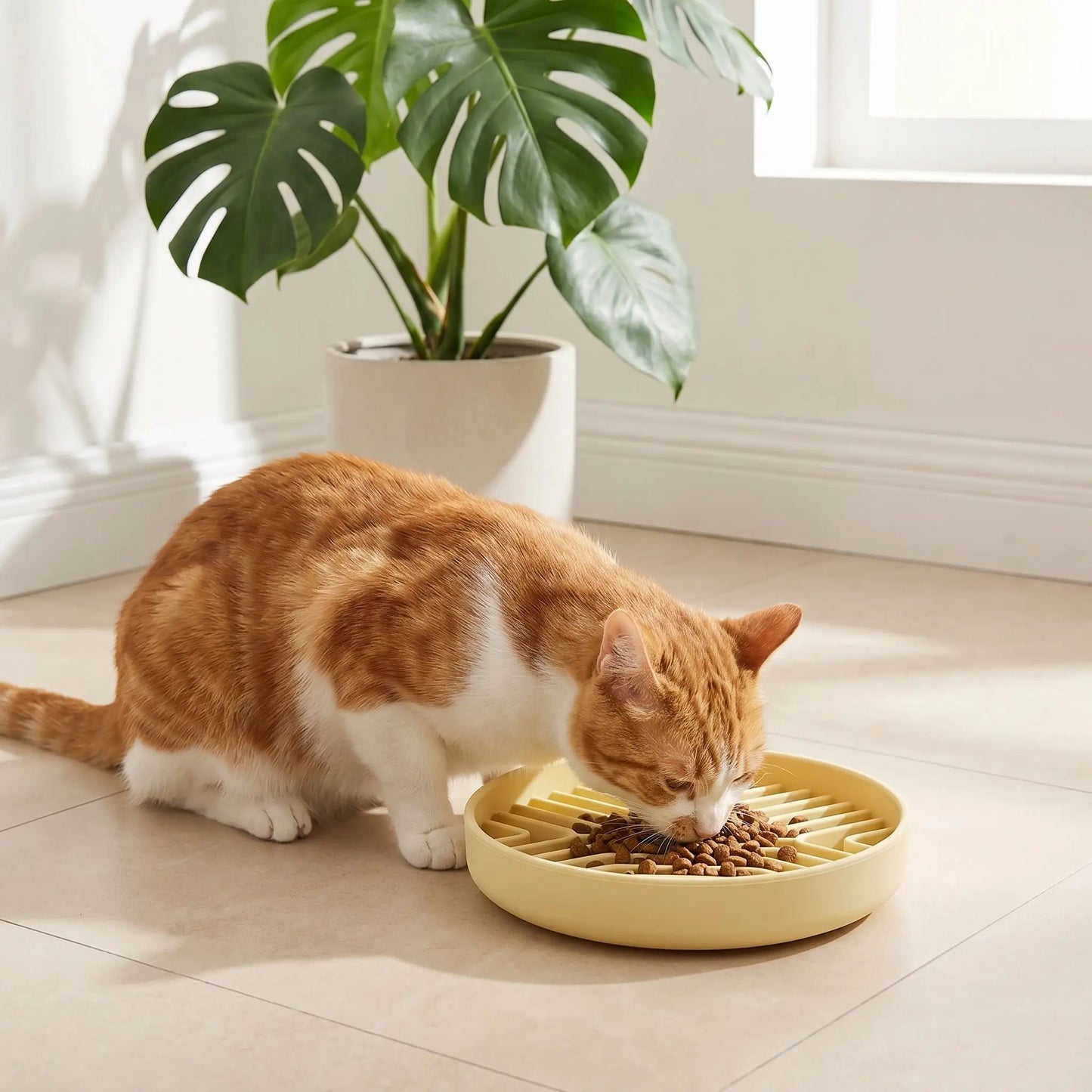 Gamelle anti glouton chat en silicone jaune avec rainures pour ralentir la consommation des croquettes
