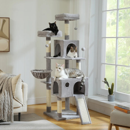 Grand arbre à chat gris clair avec trois chats confortablement installés