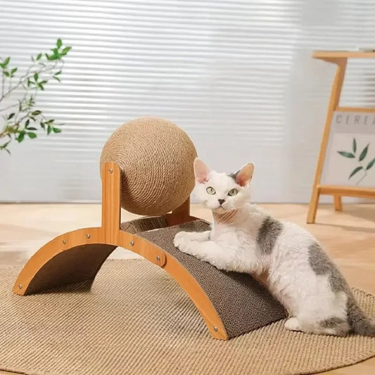Griffoir à chat double avec boule en sisal et surface en carton pendant que le chat fait ses griffes