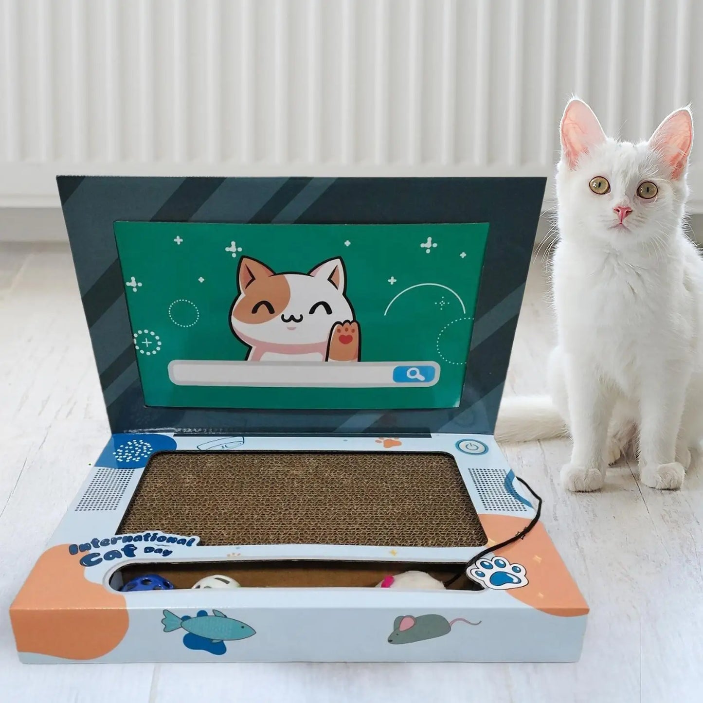 Griffoir carton pour chat design ordinateur portable avec jouets interactifs et chat blanc
