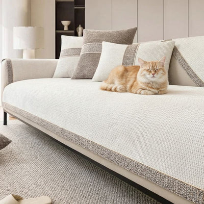 housse canapé anti griffure chat beige clair sur canapé texture avec chat et coussins