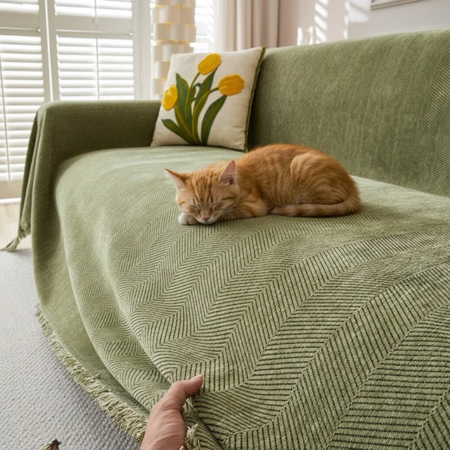 housse de canapé anti griffe de chat roux qui dort en chenille vert sauge protection anti-poils