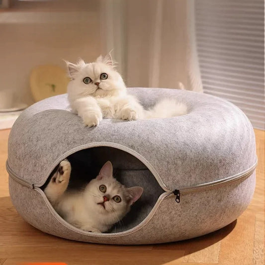 Deux chats allongés dans le Lit Tunnel pour Chat, inspiré des donuts, offrant confort et sécurité, idéal pour le repos et le jeu.