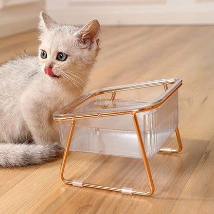 gamelle chat design premium surélevée lux avec support métal doré et bol transparent à côté d'un chaton sur sol en bois