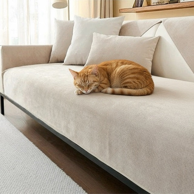 protection canapé chat anti-griffes beige imperméable antidérapant avec chat roux dort paisiblement 