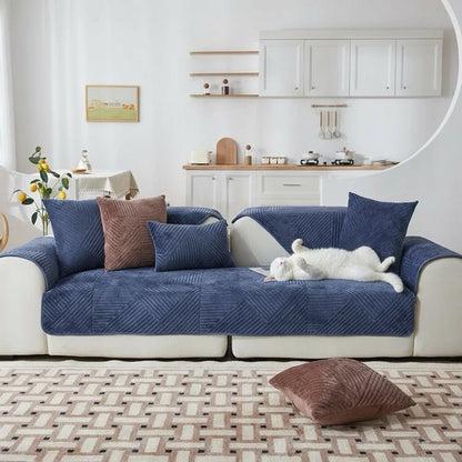 protection canapé chat en velours cristal bleu marine fonce avec chat blanc allonge sur le plaid anti griffe