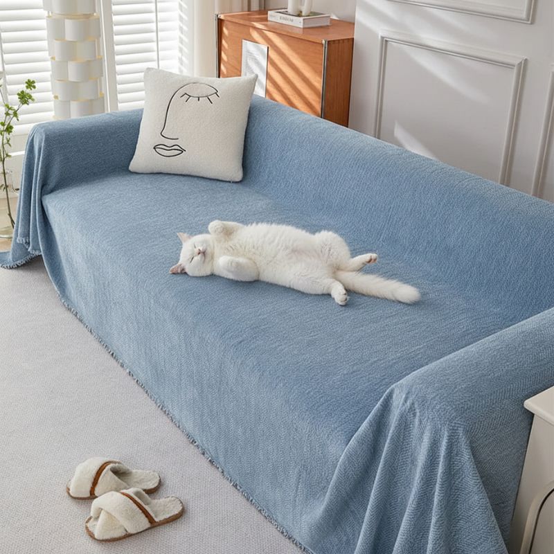 protection canapé chat chenille bleu avec chat blanc endormi anti-poils