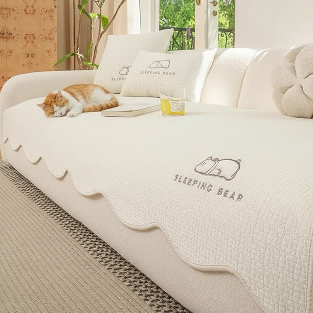 protection canapé chat housse claire beige rafraîchissante antidérapante sur canapé avec chat dort paisiblement 