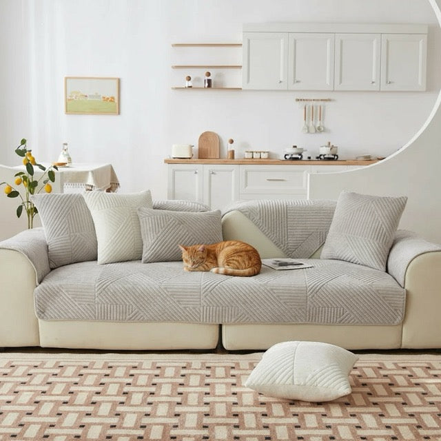 protection canapé chat en velours cristal gris clair avec chat roux dormant sur le plaid anti griffe