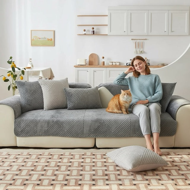 protection canapé chat en velours cristal gris avec femme et chat assis sur le plaid anti griffe