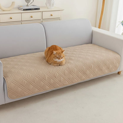 protection canapé chat plaid matelassé beige avec chat ginger endormi
