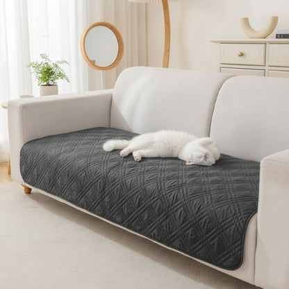 protection canapé chat plaid matelassé noir avec chat blanc endormi