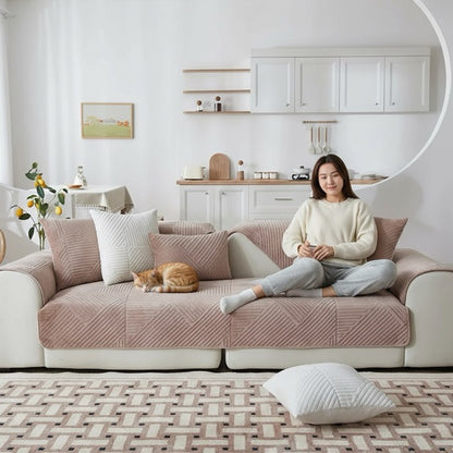 protection canapé chat en velours cristal rose poudré nude anti griffe avec femme et chat allonges sur le canapé