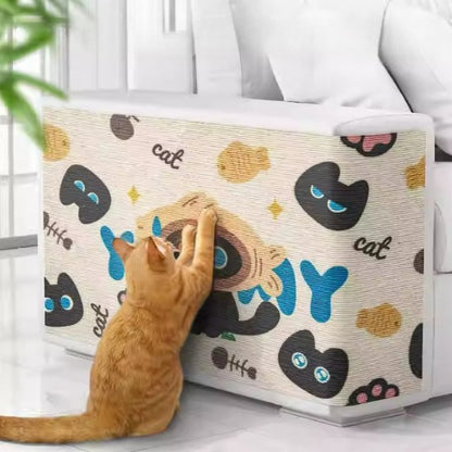 tapis griffoir mural pour chat pièce essentielle d'un foyer élégant avec un chat roux utilisant un griffoir en carton décoré de motifs sur le sol devant un canapé